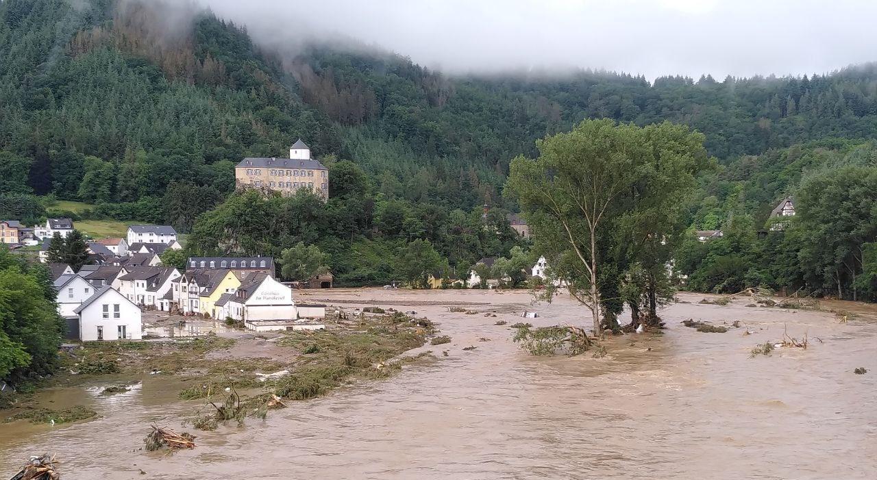 The flooded city of Altenahr.