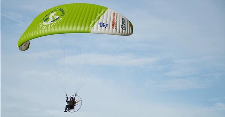 CMS Ambassador Sacha Dench is making a 3,000-mile journey circumnavigating mainland Britain in an electric paramotor to mark the 26th UN Climate Change Conference of the Parties (COP26). © Sacha Dench for Conservation without Borders